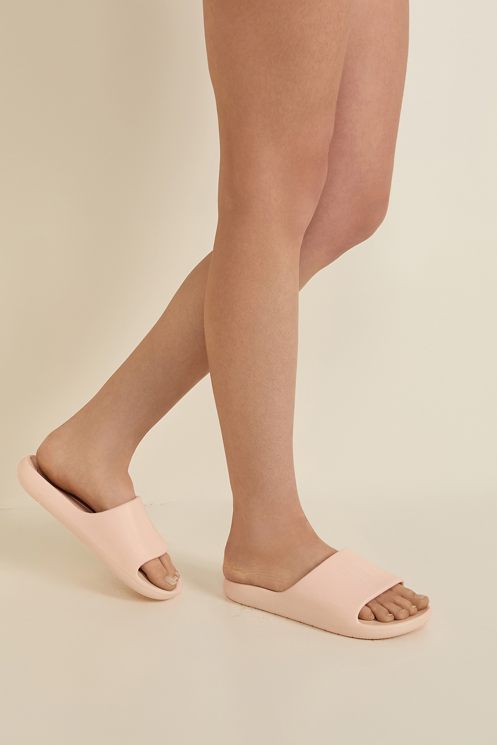 תמונת כל הלוק של כפכפי סליידס